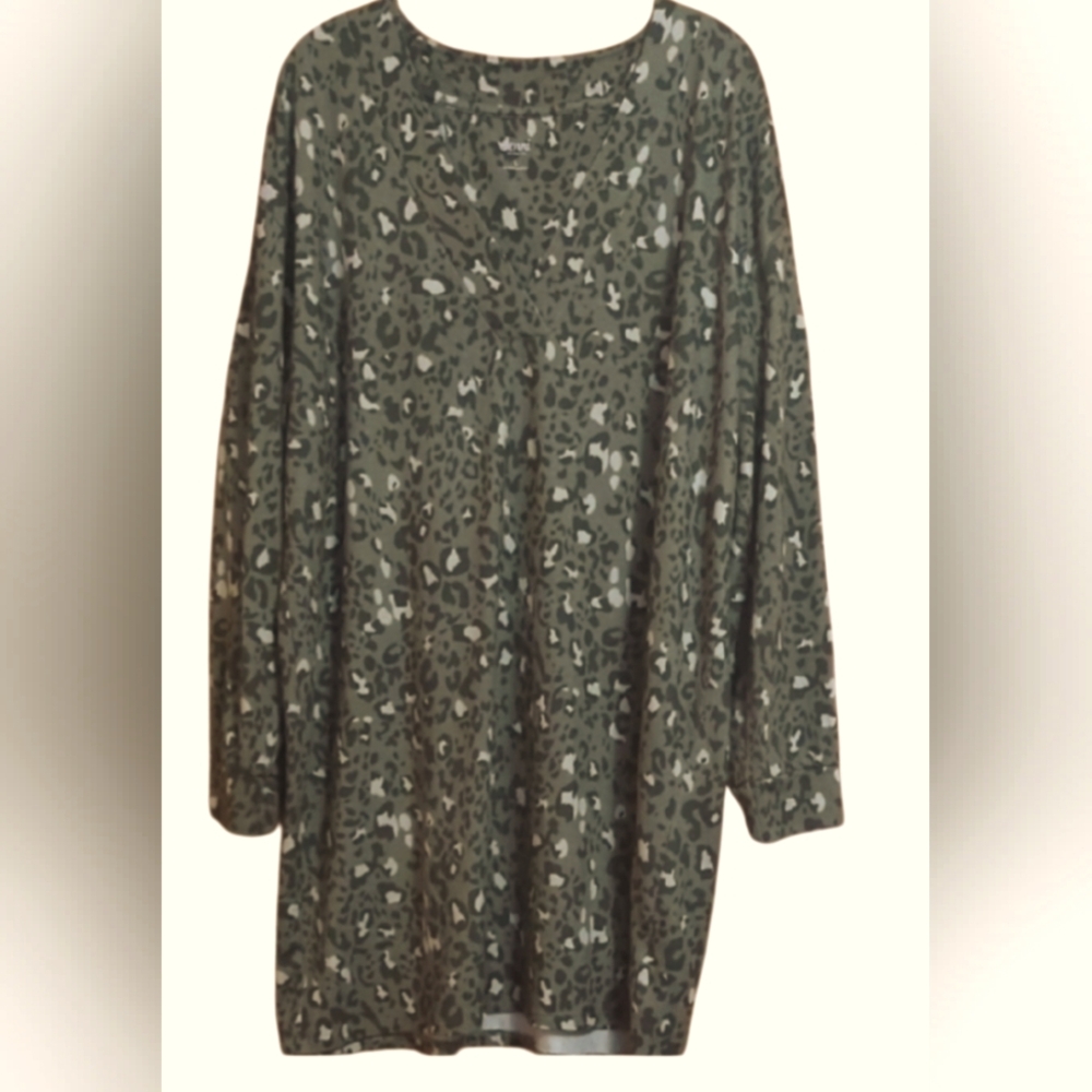 Sleep Shirt. Jenni. Comfy. Poly Spandex. Large. Long Sleeves.Green animal print.